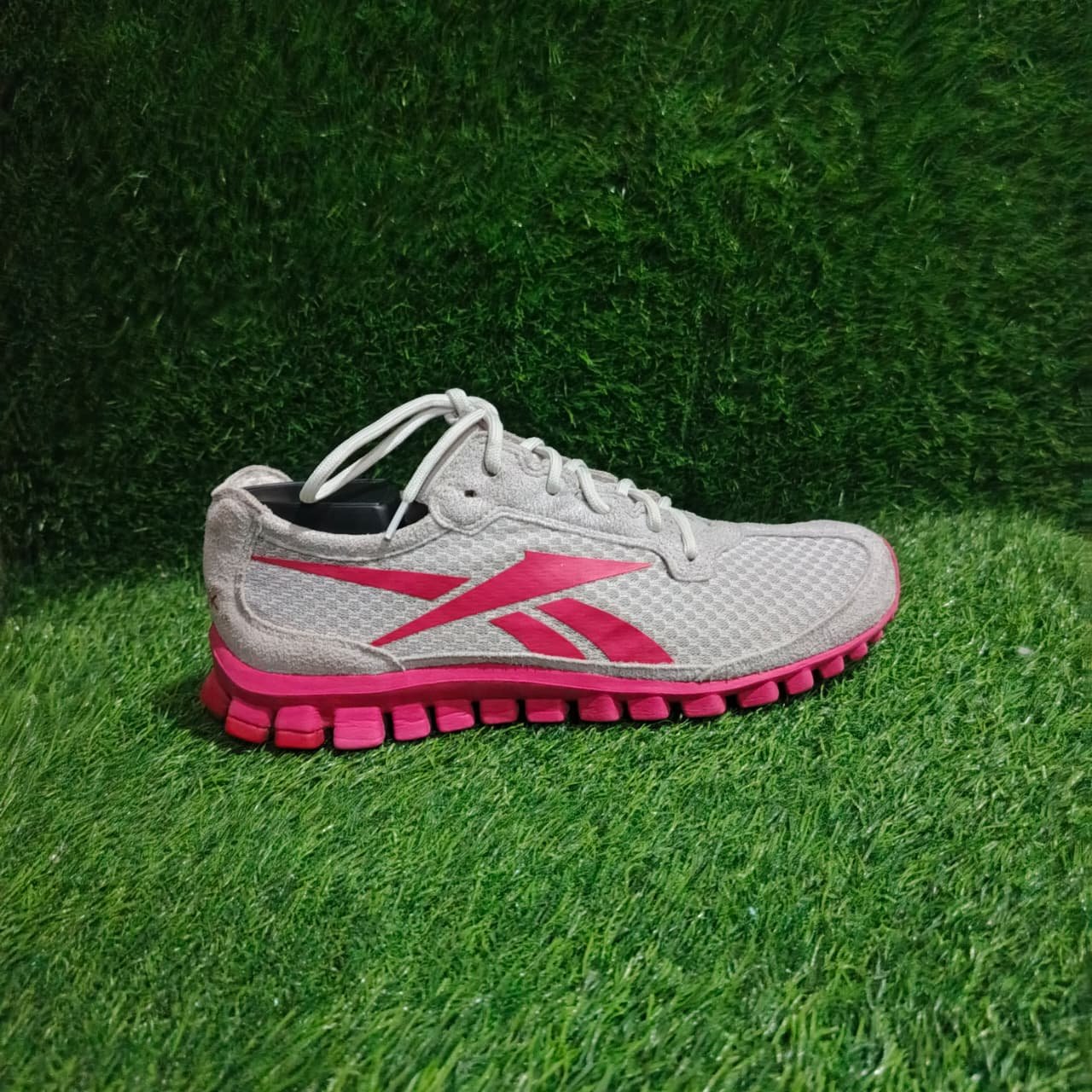 Reebok Grey & Pink Sports Running Shoes | Original Preloved Sneakers Pakistan | TRENDYGO - Image 2