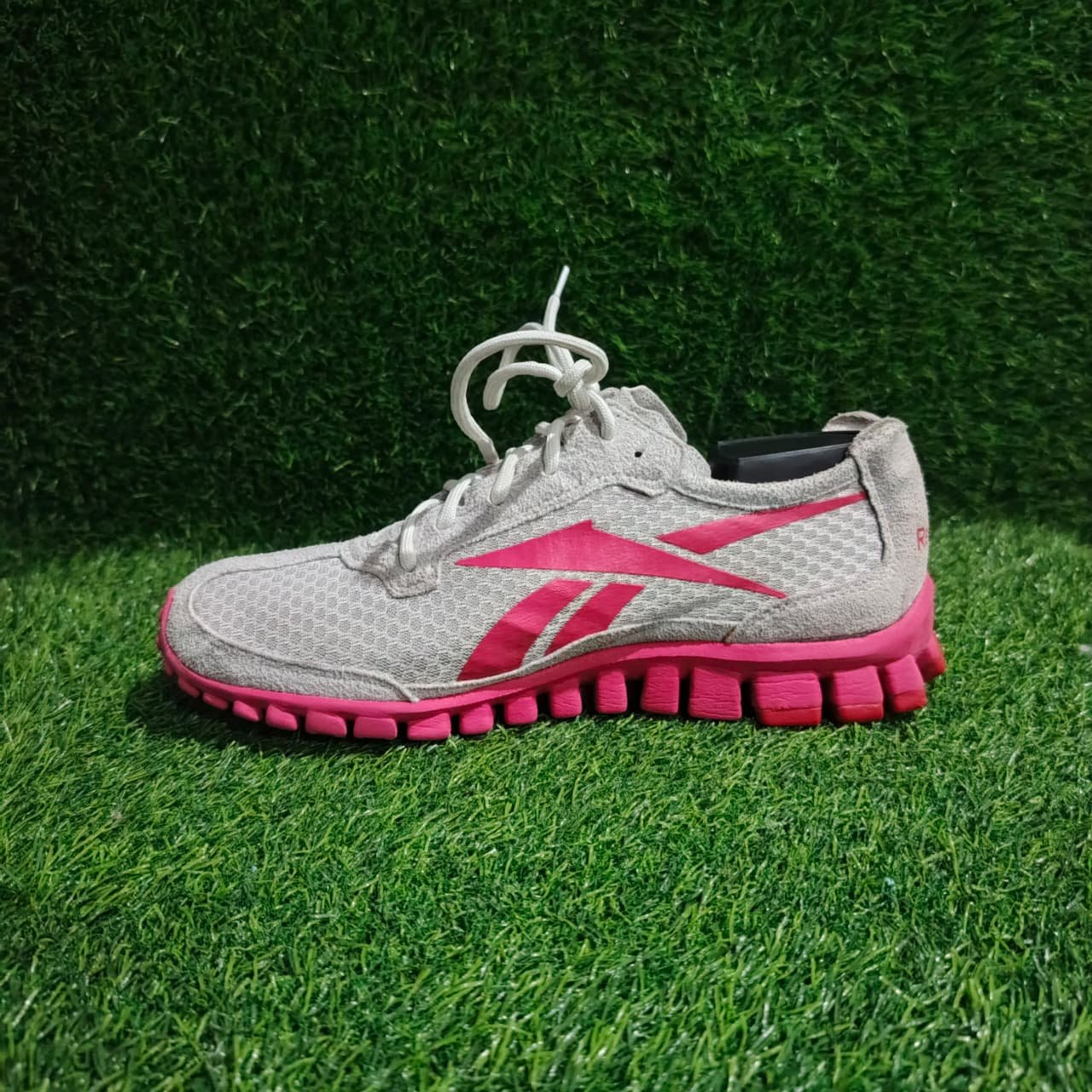 Reebok Grey & Pink Sports Running Shoes | Original Preloved Sneakers Pakistan | TRENDYGO - Image 3