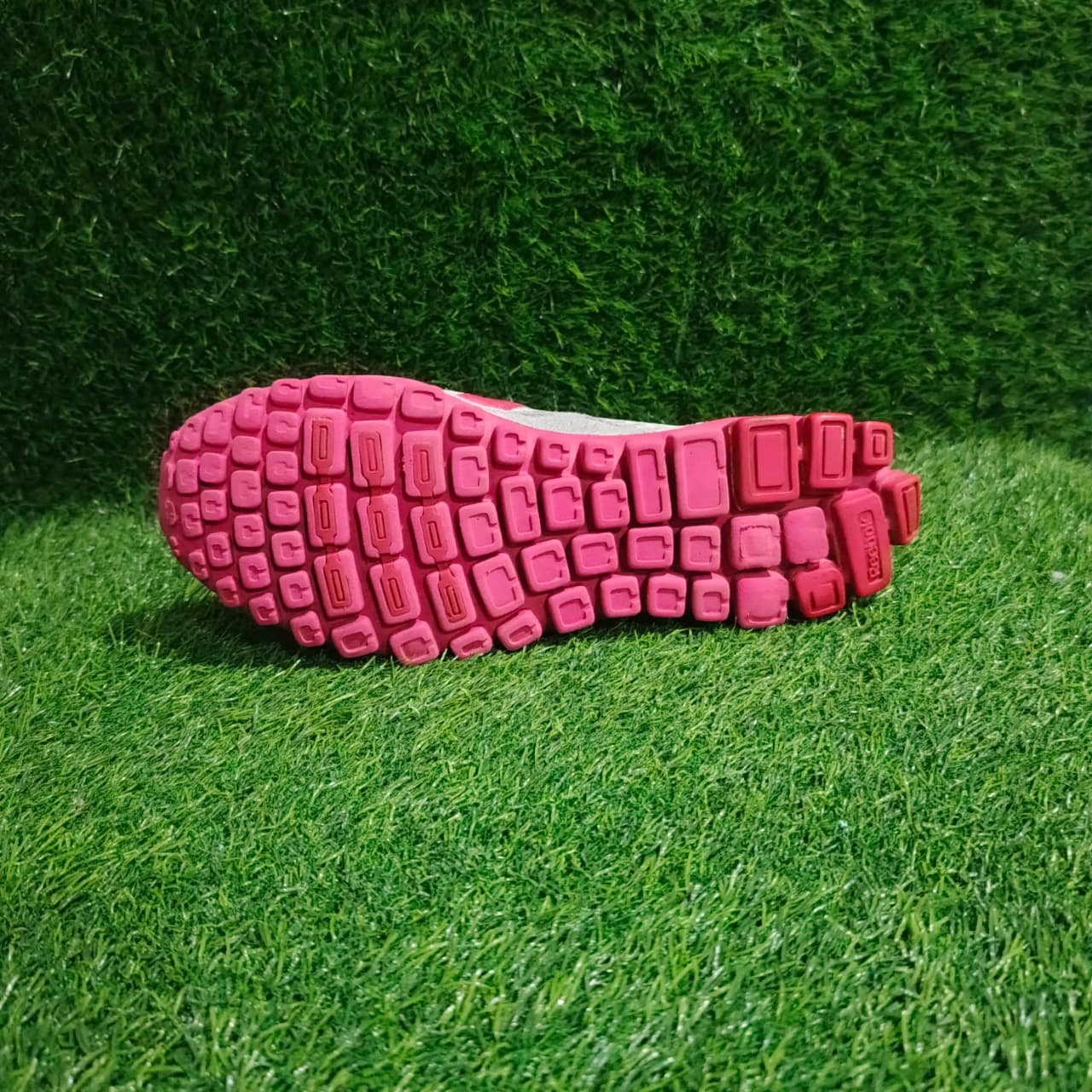 Reebok Grey & Pink Sports Running Shoes | Original Preloved Sneakers Pakistan | TRENDYGO - Image 4