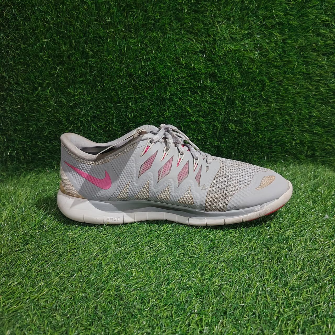 Nike Original Grey & Pink Running Shoes โ Preloved Sneakers Pakistan | TRENDYGO - Image 2