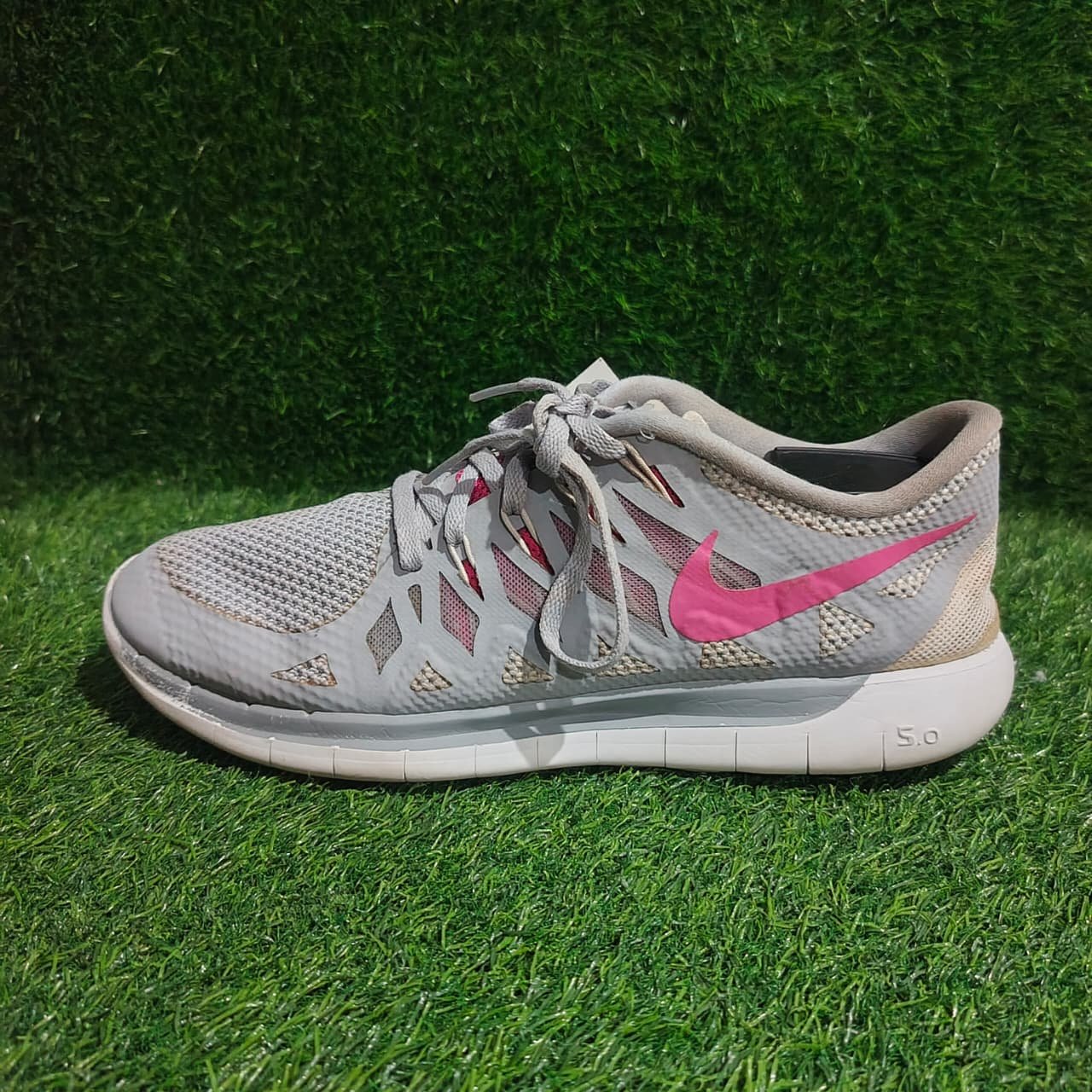 Nike Original Grey & Pink Running Shoes โ Preloved Sneakers Pakistan | TRENDYGO - Image 3