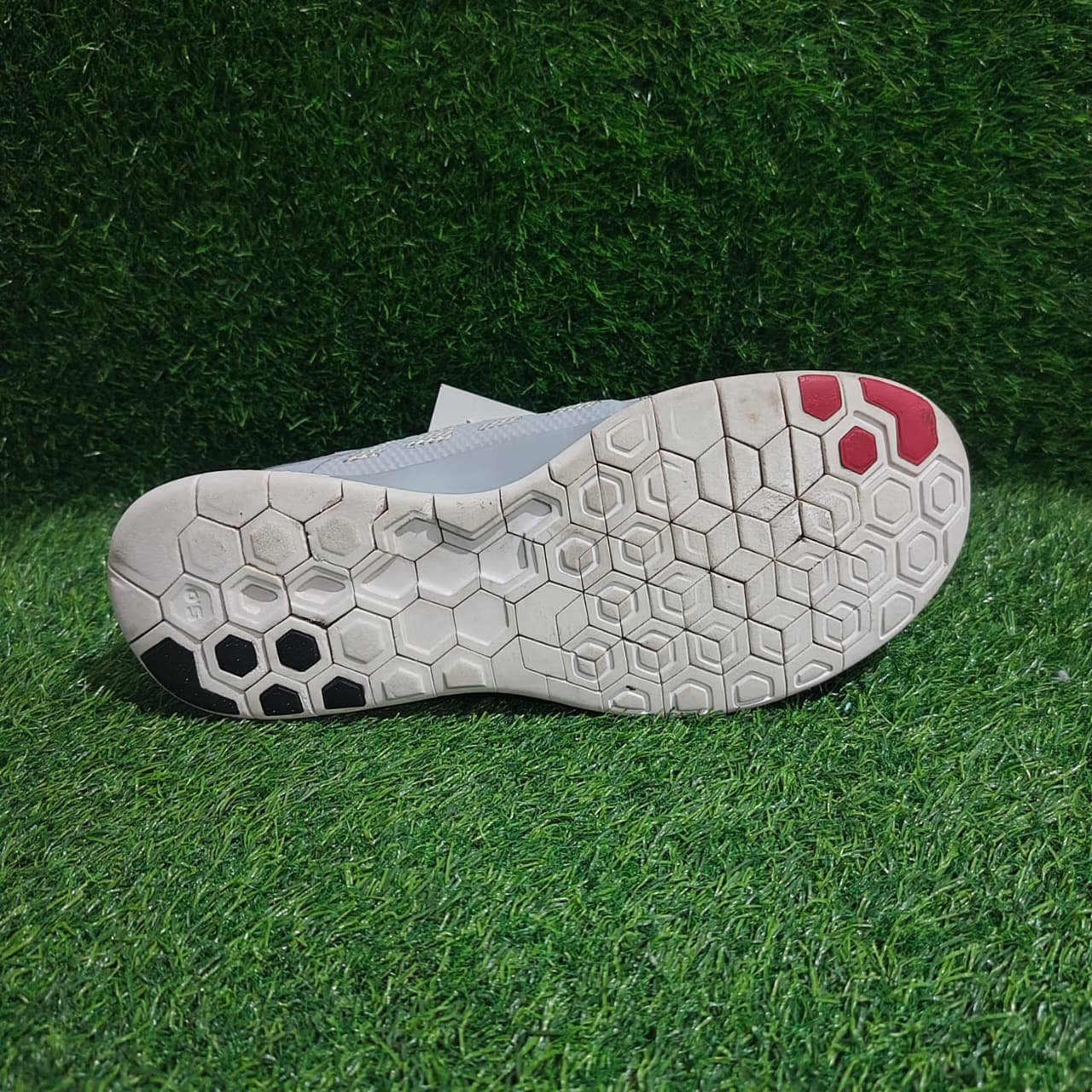 Nike Original Grey & Pink Running Shoes โ Preloved Sneakers Pakistan | TRENDYGO - Image 4