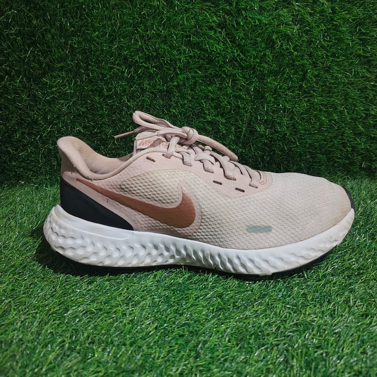 Nike Revolution 5 Light Pink – TRENDYGO Original Thrift Running Shoes Pakistan - Image 2