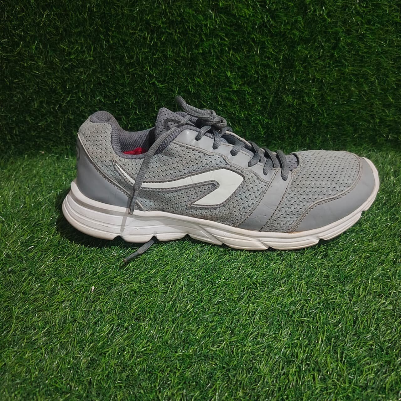 Kalenji Run Active Unwashed Grey White – TRENDYGO Original Thrift Running Shoes Pakistan - Image 2