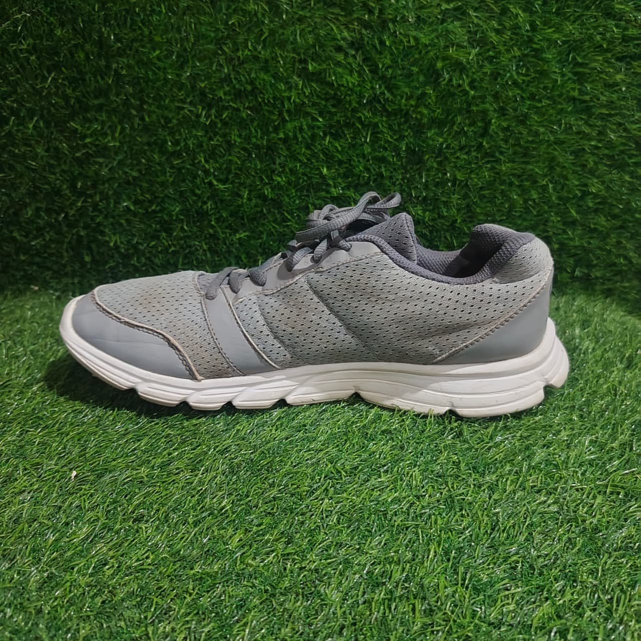 Kalenji Run Active Unwashed Grey White – TRENDYGO Original Thrift Running Shoes Pakistan - Image 5