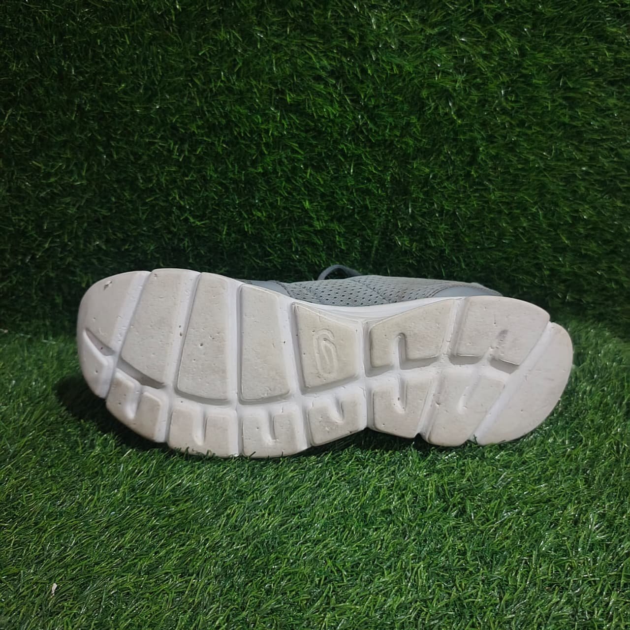 Kalenji Run Active Unwashed Grey White – TRENDYGO Original Thrift Running Shoes Pakistan - Image 4