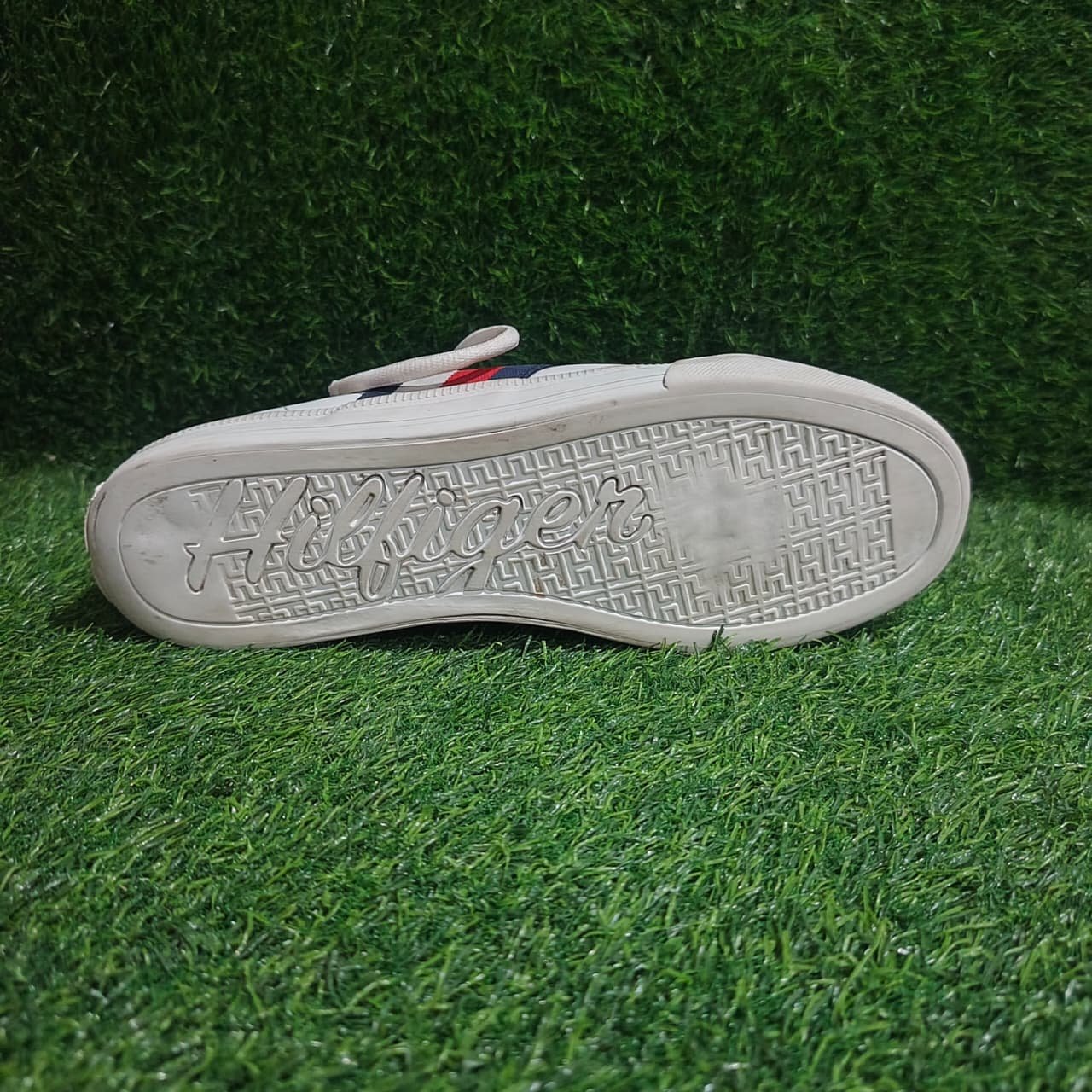 Tommy Hilfiger White Red Navy – TRENDYGO Original Thrift Sneakers Pakistan - Image 4