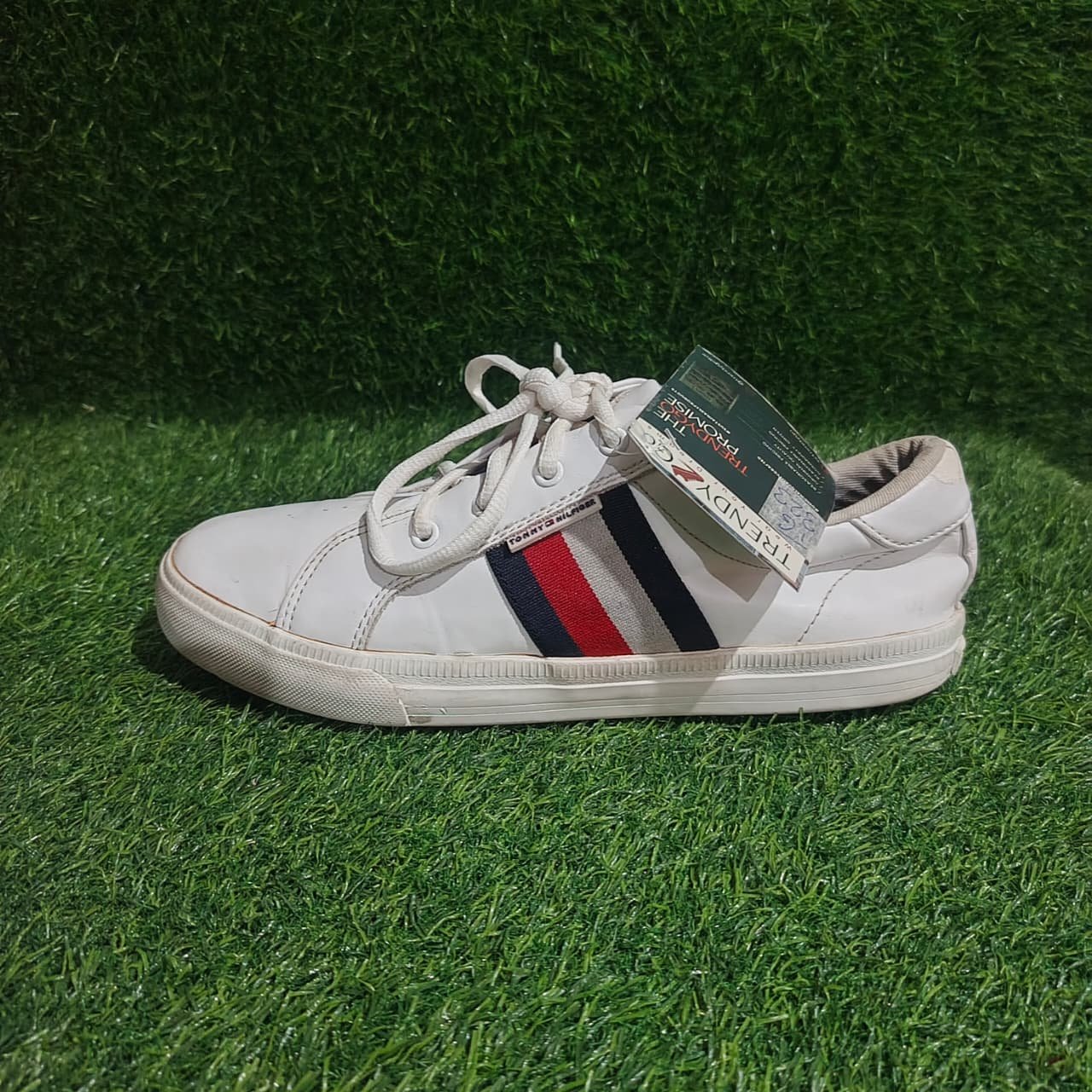 Tommy Hilfiger White Red Navy – TRENDYGO Original Thrift Sneakers Pakistan - Image 3