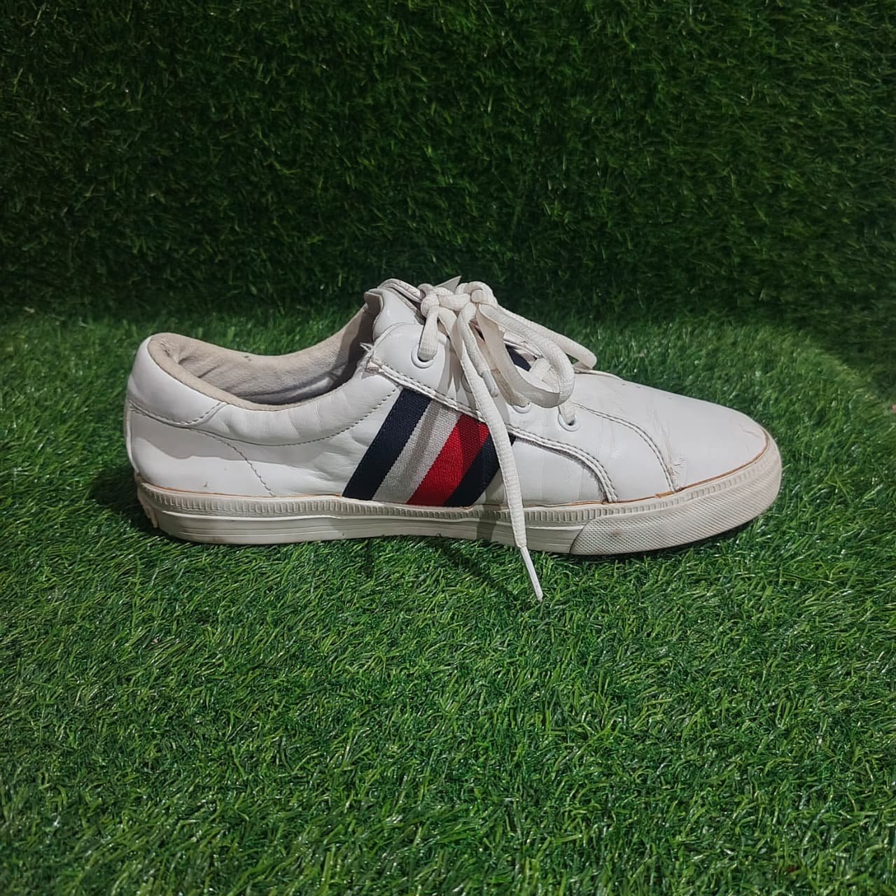 Tommy Hilfiger White Red Navy – TRENDYGO Original Thrift Sneakers Pakistan - Image 2