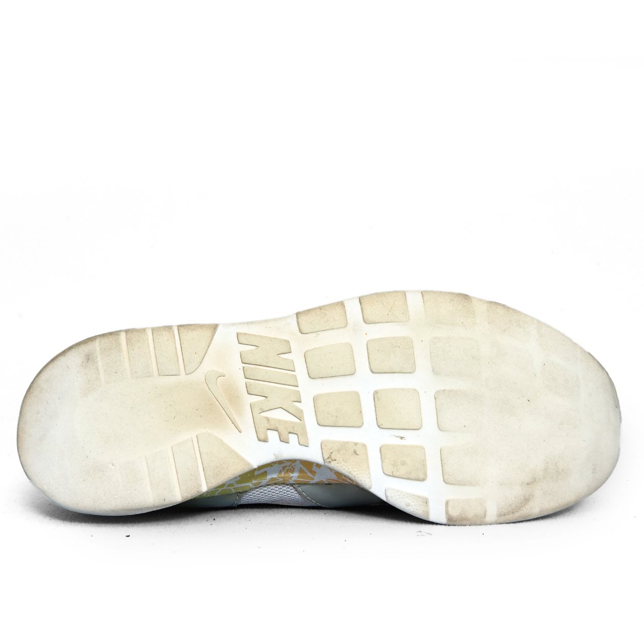 Nike Original Grey Mesh Running Shoes with Colorful Midsole | Preloved Sneakers Pakistan | TRENDYGO - Image 4