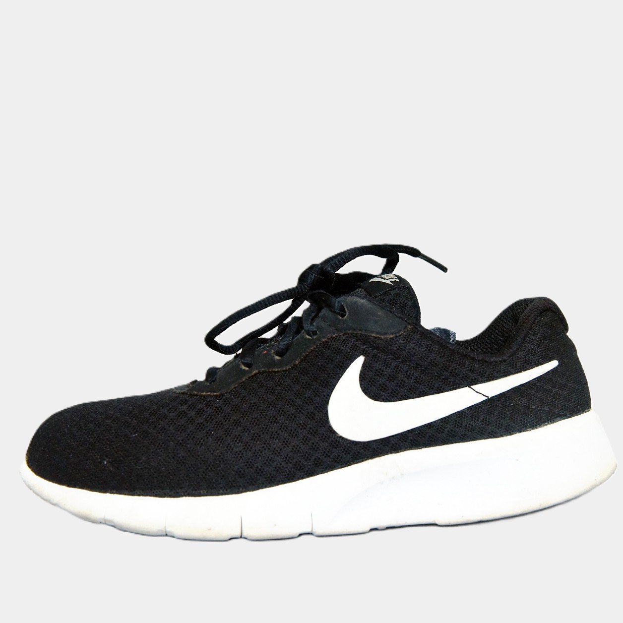 Nike Tanjun โ Original Black & White Preloved Sneakers in Pakistan | TRENDYGO - Image 2