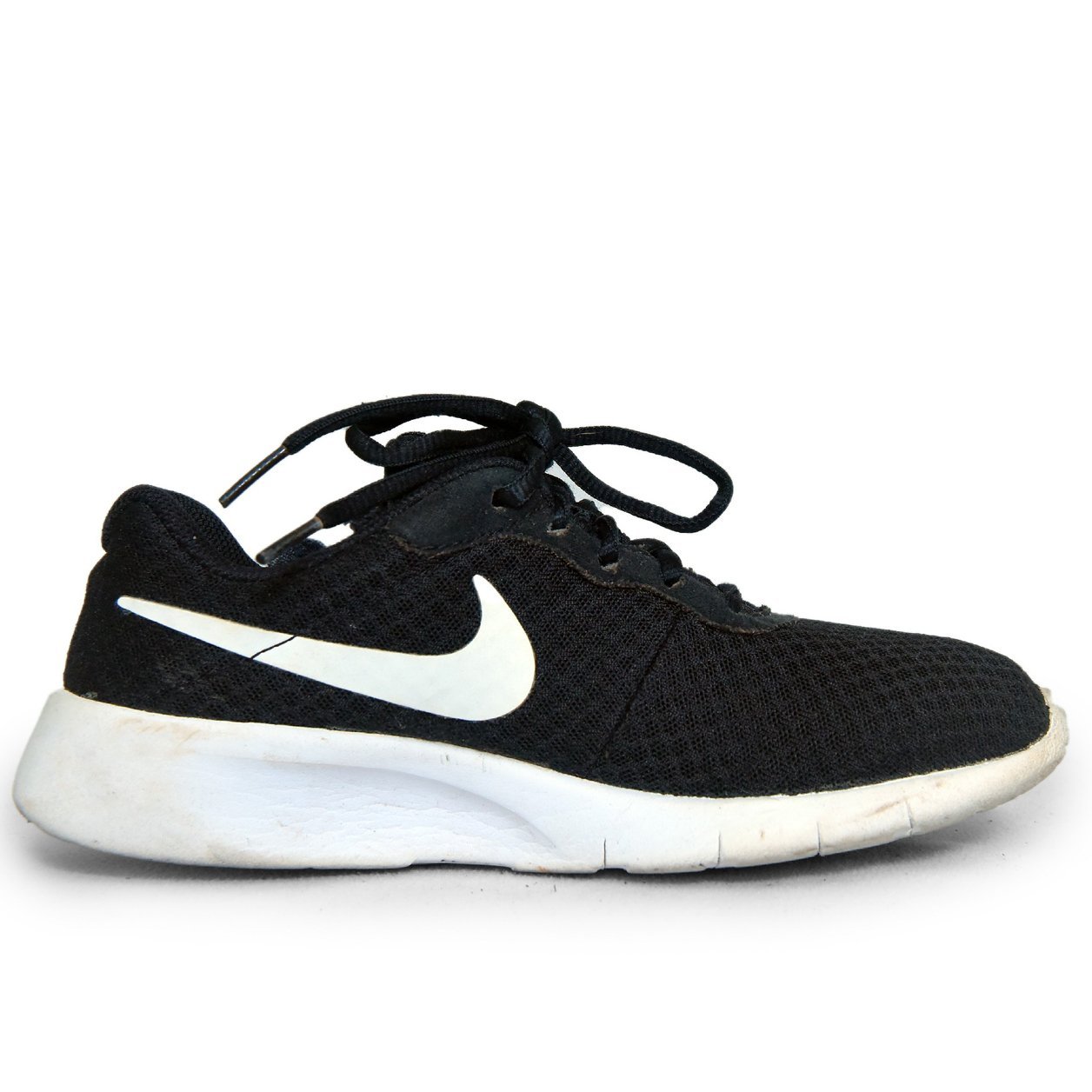 Nike Tanjun โ Original Black & White Preloved Sneakers in Pakistan | TRENDYGO - Image 3