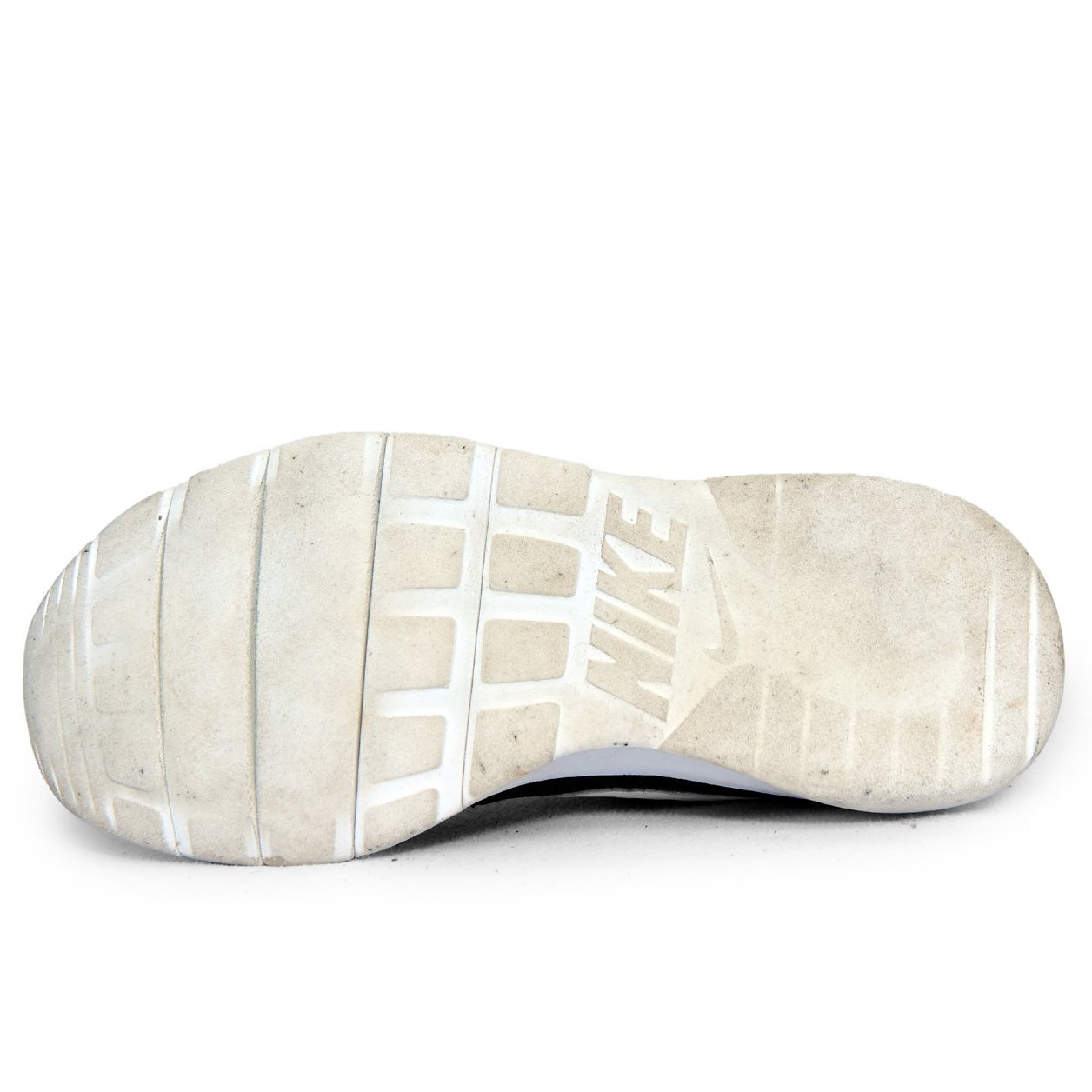 Nike Tanjun โ Original Black & White Preloved Sneakers in Pakistan | TRENDYGO - Image 4