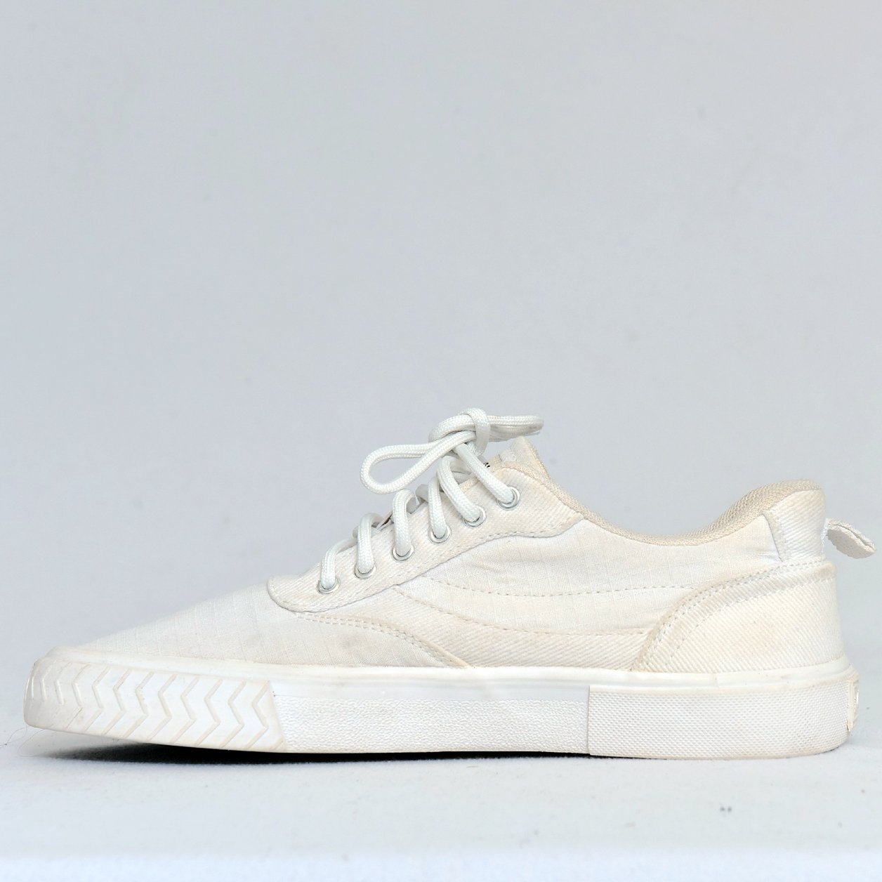 Levi’s White Canvas Sneakers – TRENDYGO Original Thrift Shoes Pakistan - Image 3