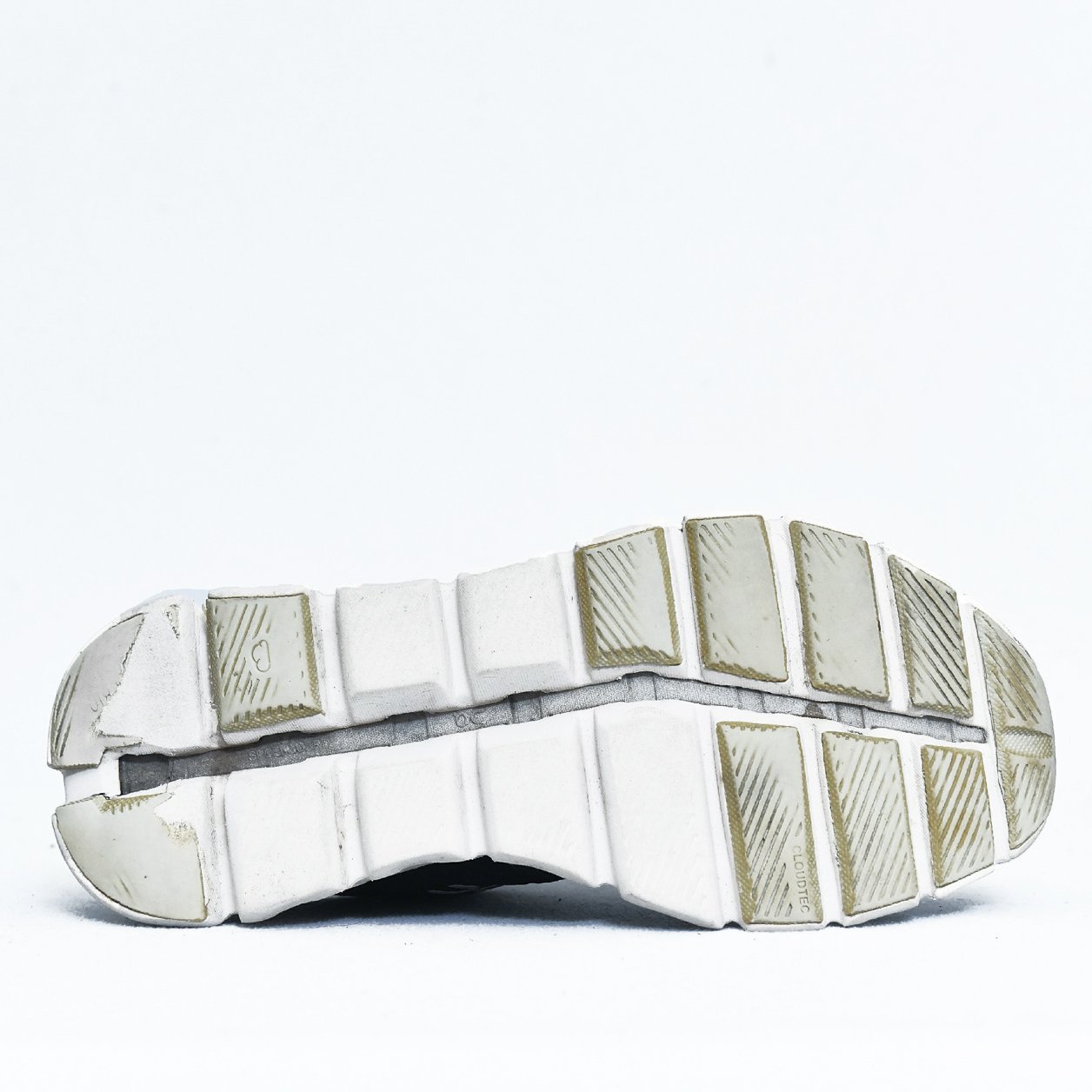 On Running Cloud X Black White – TRENDYGO Original Thrift Running Shoes Pakistan - Image 4