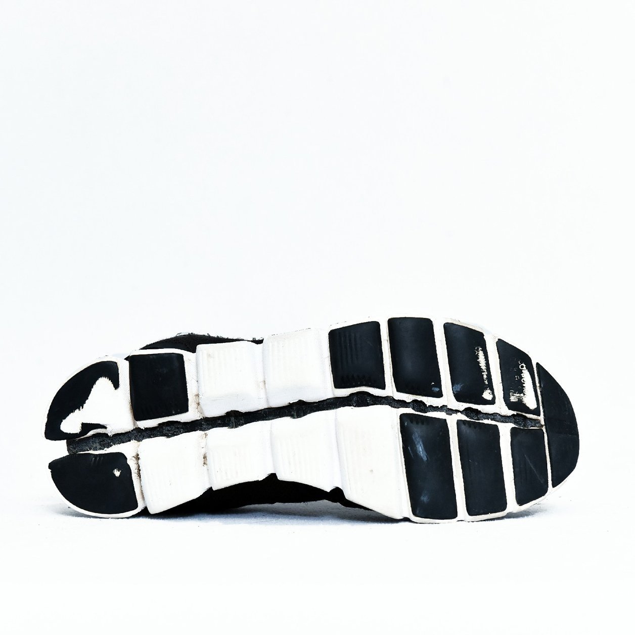 On Cloud Black White – TRENDYGO Original Thrift Running Shoes Pakistan - Image 4