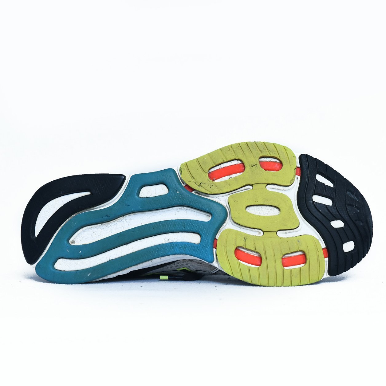 New Balance FuelCell Prism White Black – TRENDYGO Original Thrift Running Shoes Pakistan - Image 4