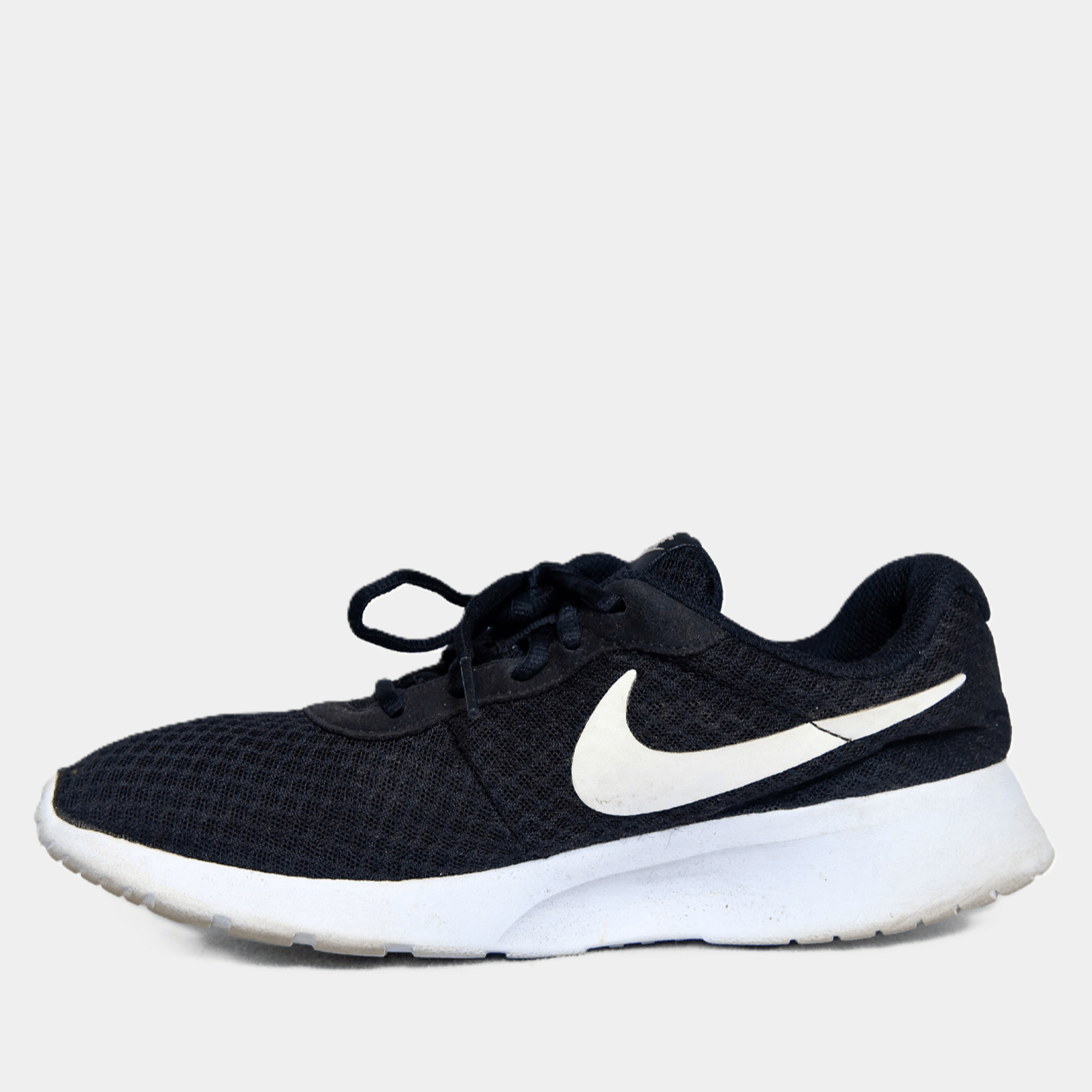 Nike Roshe One Black & White | Original Used Sneakers β TRENDYGO Thrift - Image 2